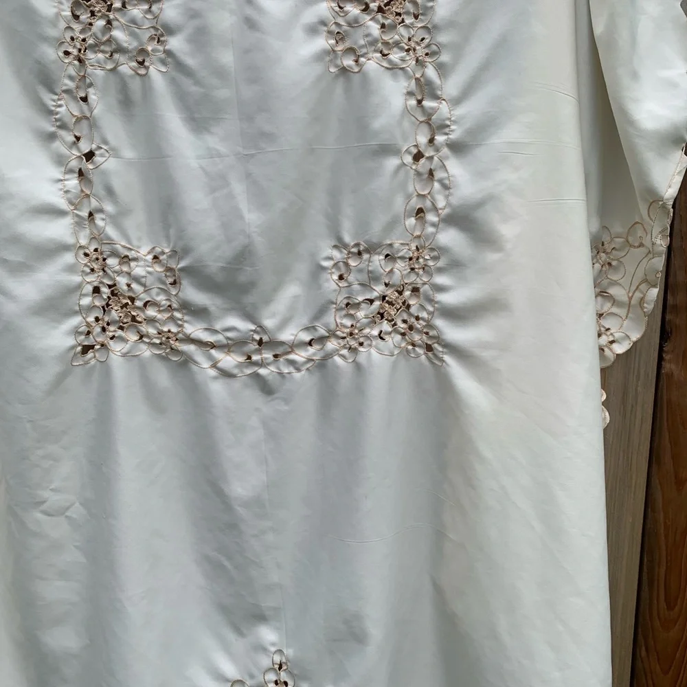 Vintage Embroidered Round Table Cloth 48” Biege